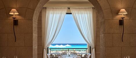 2 restaurants, breakfast served