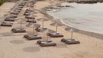 Ubicación a pie de playa, tumbonas, sombrillas y toallas de playa