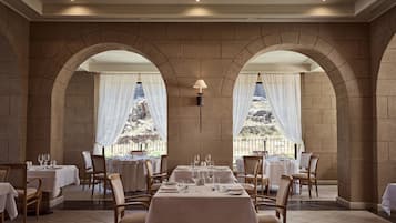 2 restaurants; breakfast and dinner served