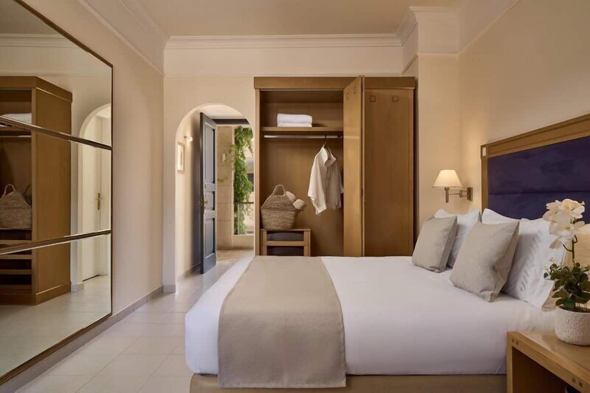 In-room safe, laptop workspace, blackout drapes, soundproofing