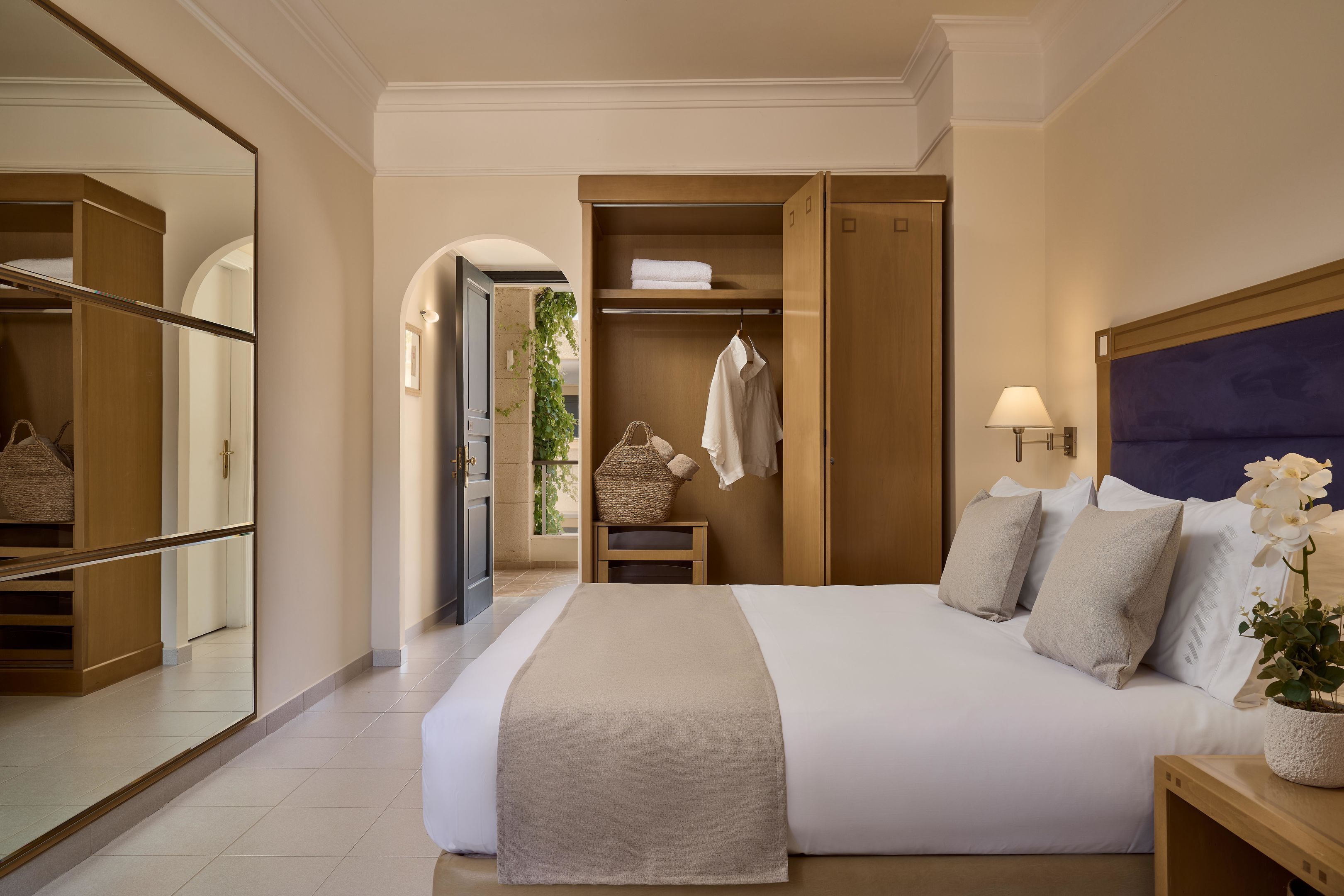 Zimmersafe, laptopgeeigneter Arbeitsplatz, Verdunkelungsvorhänge