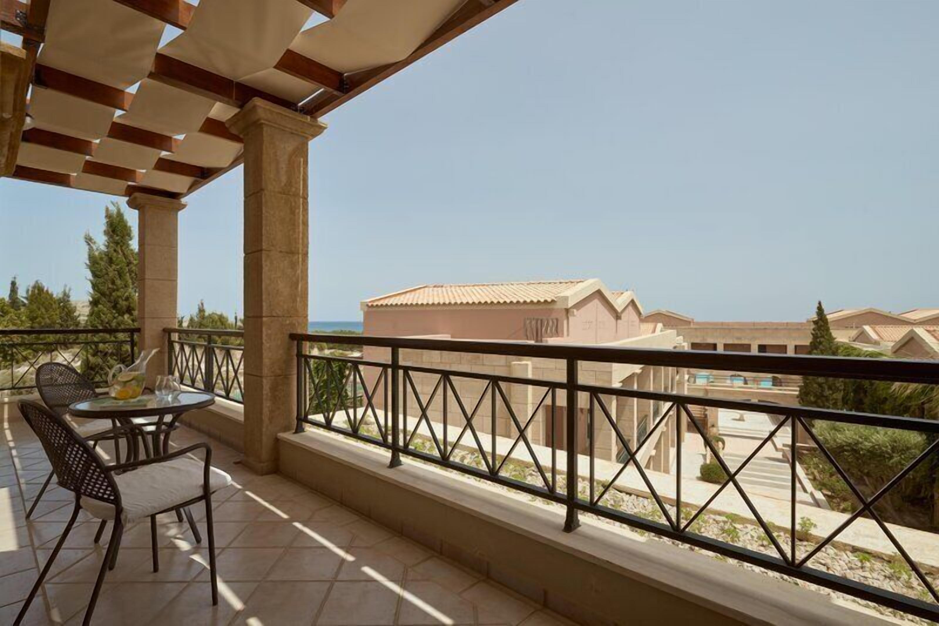Dúplex, vistas parciales al mar | Restaurante al aire libre | 2 restaurantes; se sirven desayunos y cenas