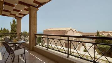Dúplex, vistas parciales al mar | Restaurante al aire libre | 2 restaurantes; se sirven desayunos y cenas