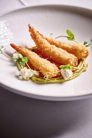 2 restaurantes, é servido café da manhã