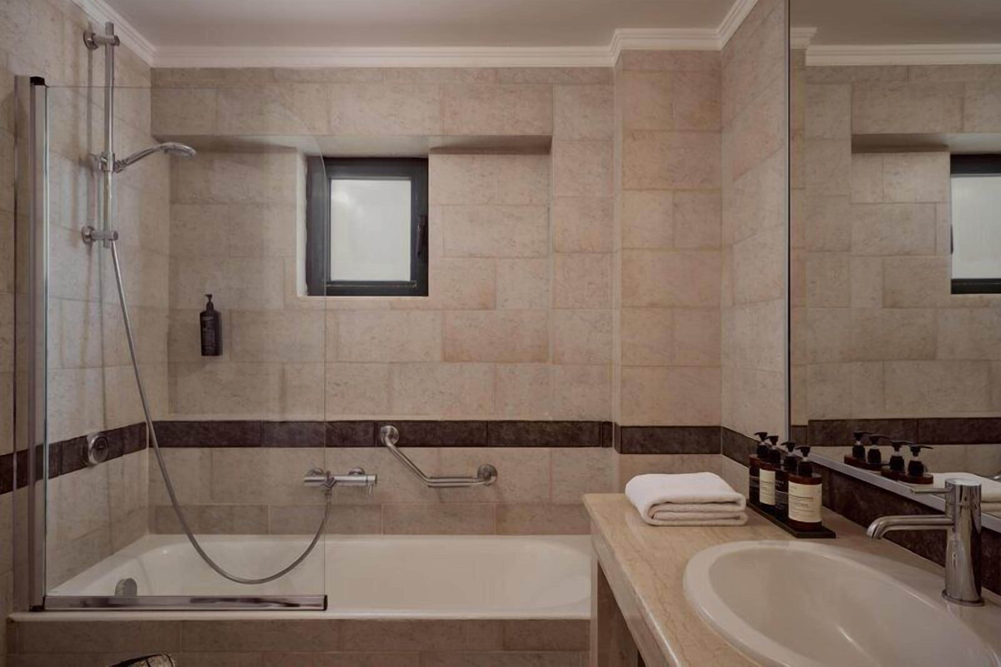 Duplex, Partial Sea View | Bilik Mandi | Kelengkapan dandanan diri percuma, pengering rambut, jubah mandi 