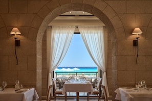 2 restaurants, breakfast served