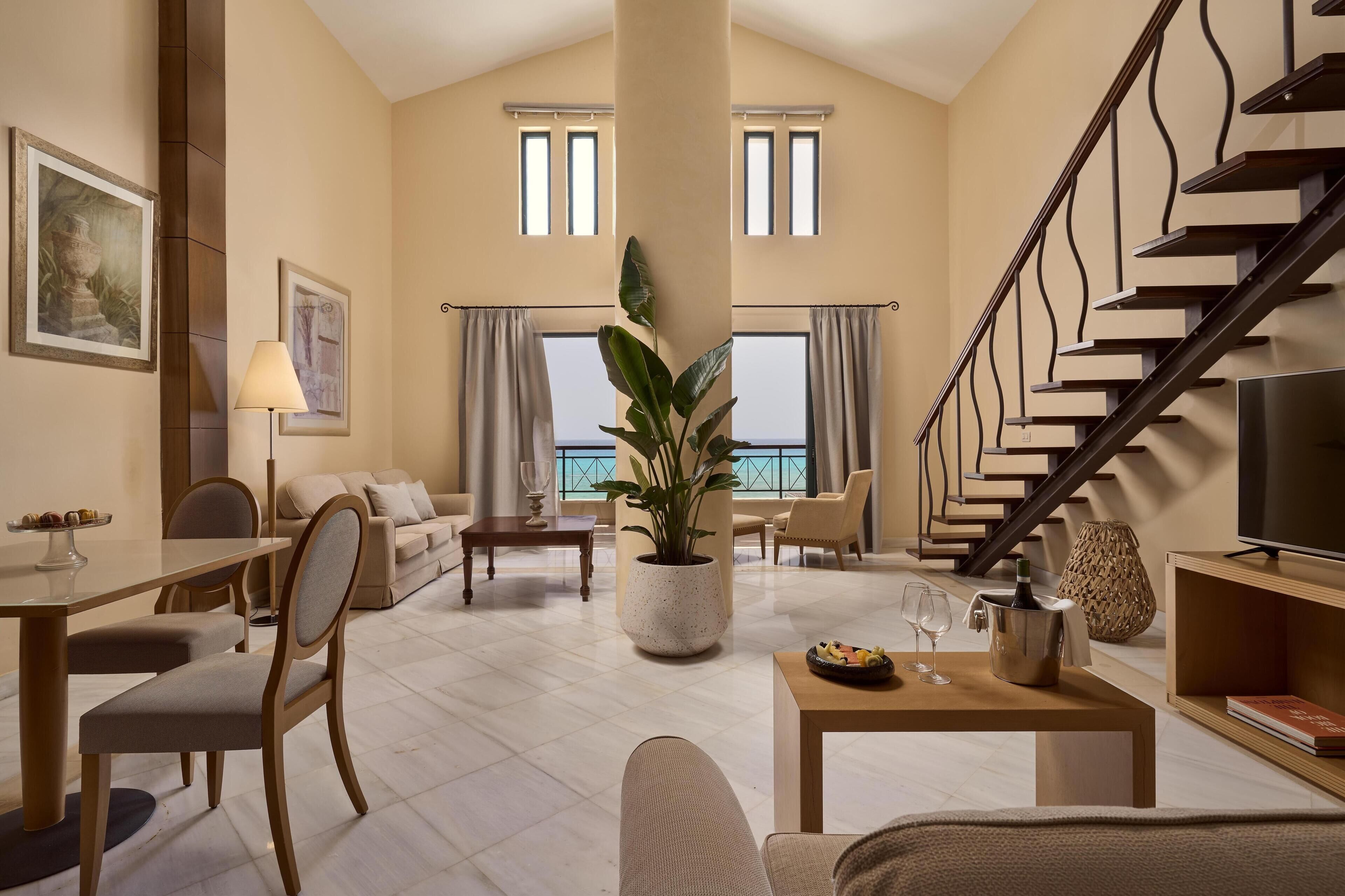 Suíte, vista para o mar | Cofres nos quartos, espaço de trabalho para notebook, cortinas blackout