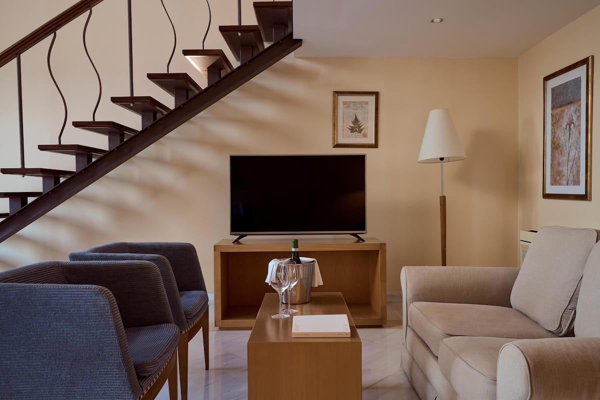 In-room safe, laptop workspace, blackout curtains, soundproofing