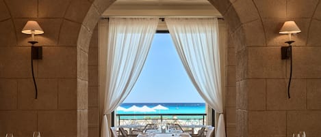 2 ravintolaa, joissa tarjoillaan aamiainen