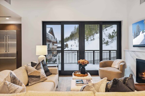 Smart-tv och eldstad