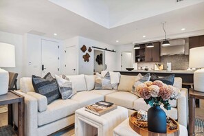 Smart TV y chimenea 