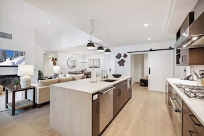 Kylskåp, mikrovågsugn, ugn och spishäll