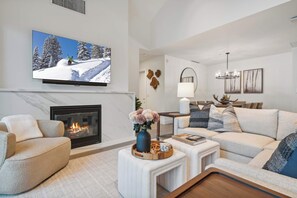 Smart TV y chimenea 
