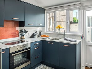 Een vaatwasser, een kinderstoel