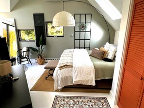 1 dormitorio, caja fuerte, escritorio y tabla de planchar con plancha