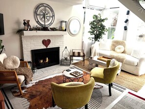 Smart TV y chimenea 