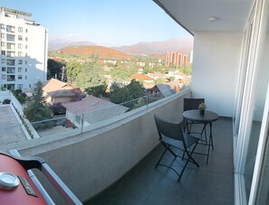 Outdoor dining - Apartment in Las Condes, one block from the Hernando Magallanes subway station. (Las Condes)