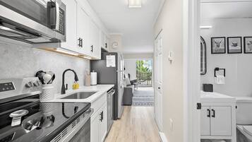 Micro-ondes, four, plaque de cuisson, lave-vaisselle