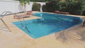Piscine extérieure, chaises longues