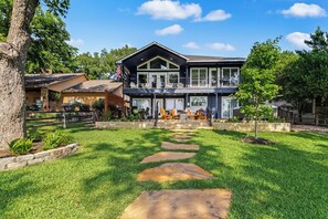 Exterior - Relax, Play, Repeat! 5 Star Lakefront Retreat - Hot Tub, Dock, Cabana, Game Room (Kingsland)