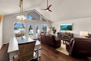 Smart TV, video games, foosball - Relax, Play, Repeat! 5 Star Lakefront Retreat - Hot Tub, Dock, Cabana, Game Room (Kingsland)