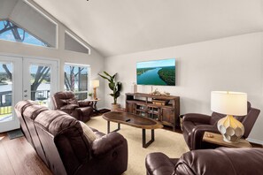Smart TV, video games, table football - Relax, Play, Repeat! Lakefront Retreat - Hot Tub, Game Room, Cabana, Boat Slip (Kingsland)