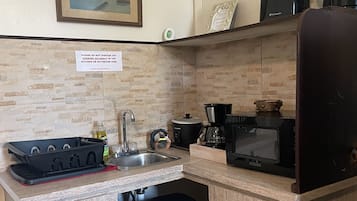 Een koelkast, een microgolfoven, een koffiezetapparaat/waterkoker