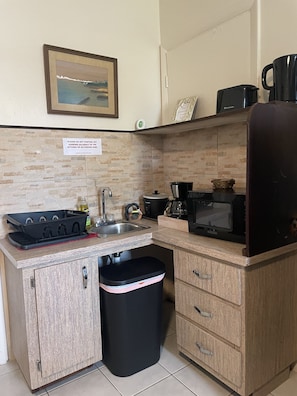 Réfrigérateur, micro-ondes, cafetière/bouilloire, bouilloire électrique