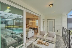 Outdoor dining - EV_1270 - 5 Bed 4.5 Bath Townhome with Screened-in Private Pool, Kids Custom Bed (Davenport)