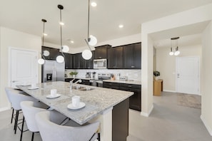 Mikrowelle, Ofen, Geschirrspüler, Wasserkocher mit Kaffee-/Teezubehör