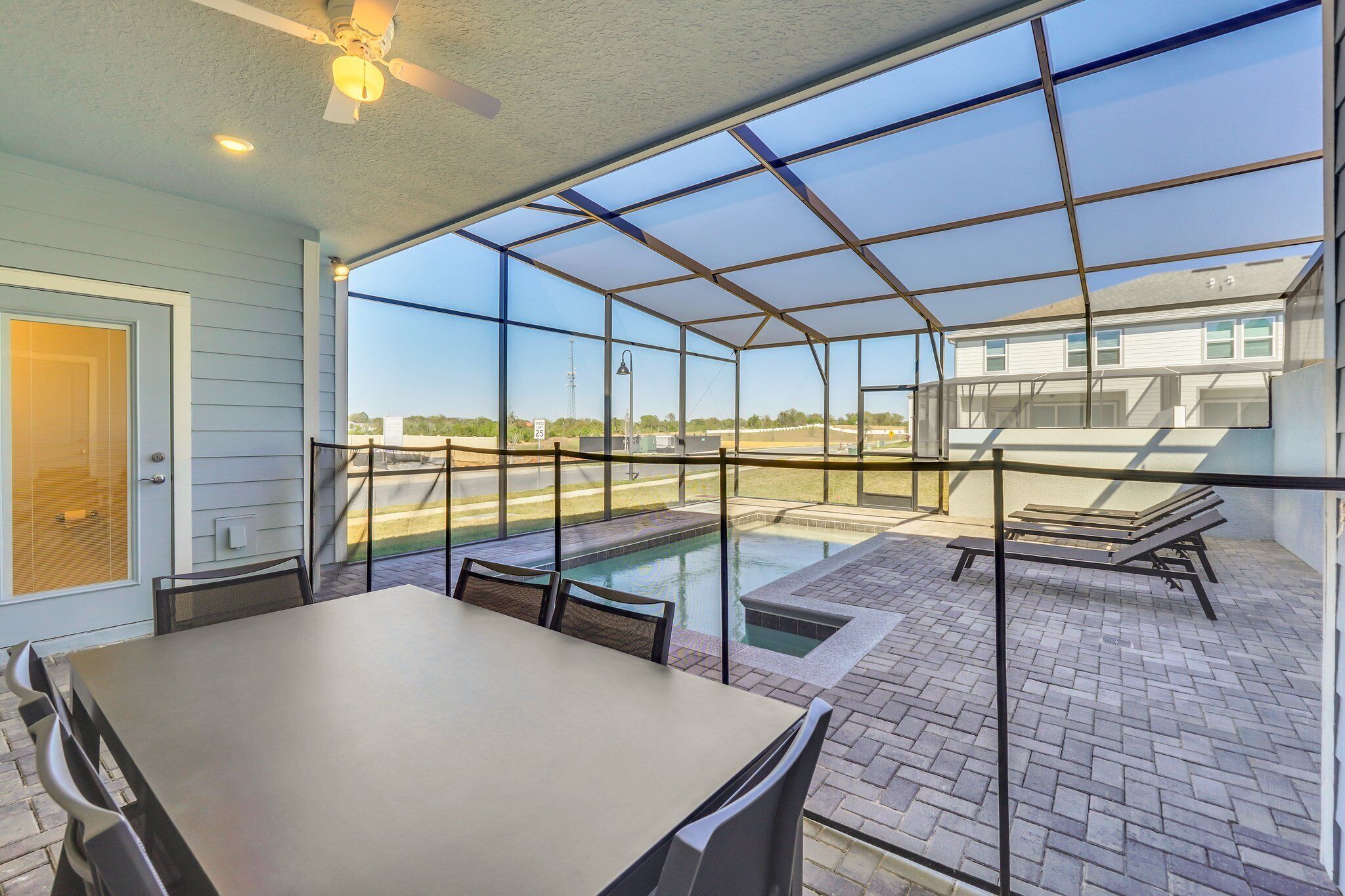 Lämmitetty uima-allas