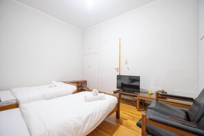 1 habitación, tabla de planchar con plancha, wifi y ropa de cama