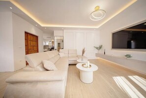 Smart TV y chimenea 