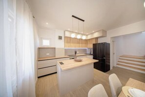 Kylskåp, mikrovågsugn, ugn och spishäll