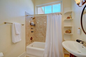 Haartrockner, Handtücher, Seife, Toilettenpapier