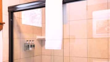 Regadera, tina de hidromasaje, secadora de cabello, toallas
