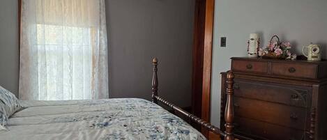 4 bedrooms, desk, free WiFi, bed sheets