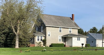 Family-friendly farmhouse property, rural setting, 10 minutes from Tiffin, OH.