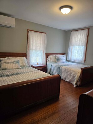 4 bedrooms, desk, free WiFi, bed sheets - Family-friendly farmhouse property, rural setting, 10 minutes from Tiffin, OH. (Republic)