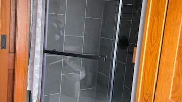 Een douche, een haardroger, handdoeken, zeep