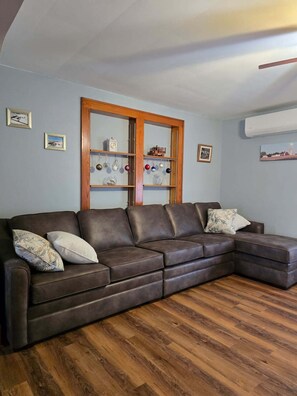 Smart TV, books - Family-friendly farmhouse property, rural setting, 10 minutes from Tiffin, OH. (Republic)