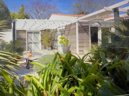 Independent rooms in a quiet, leafy setting. Pets allowed.