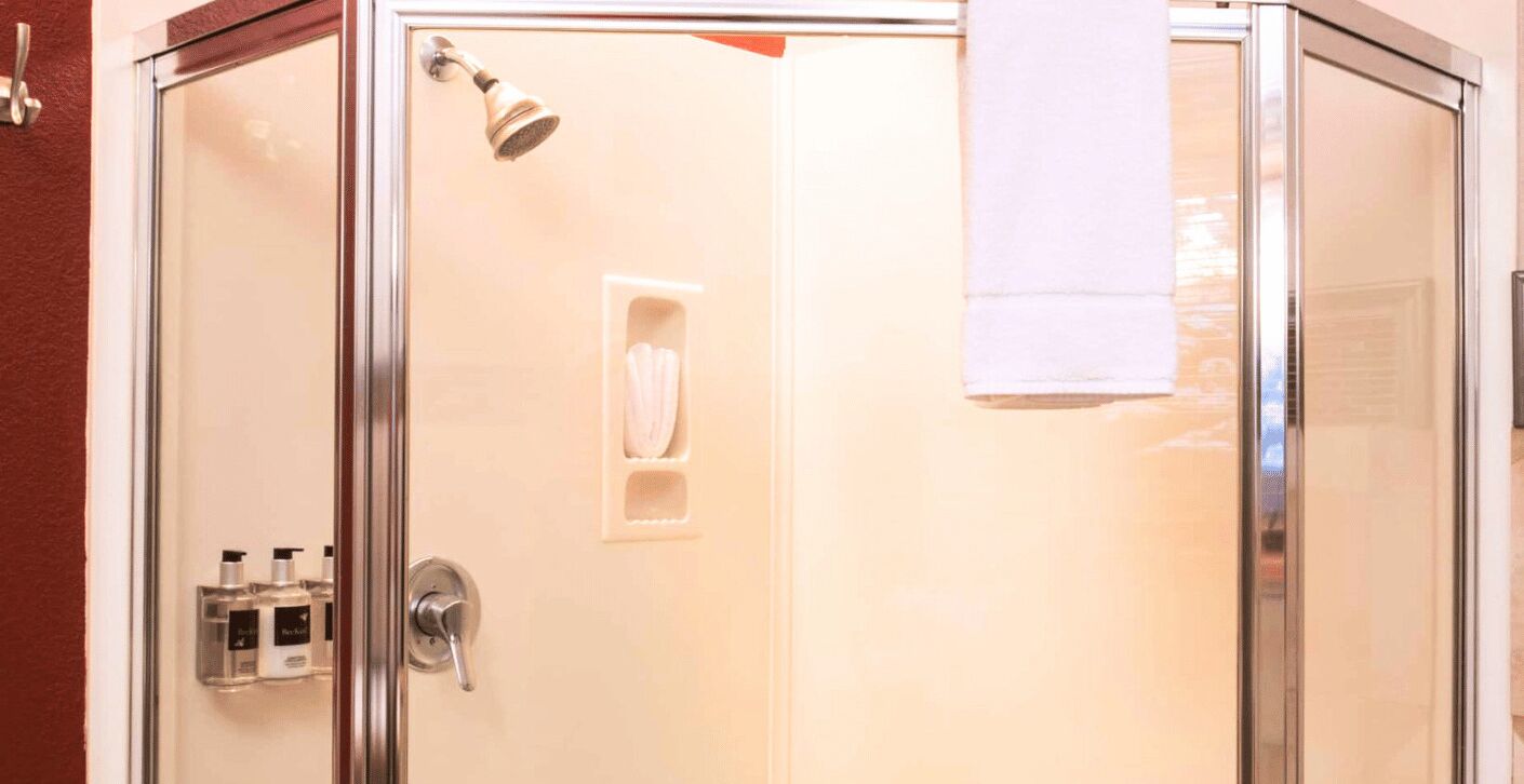 Shower, jetted bath, hair dryer, towels