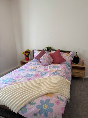 2 bedrooms, iron/ironing board, bed sheets - Cozy Cookstown Cottage (Cookstown)