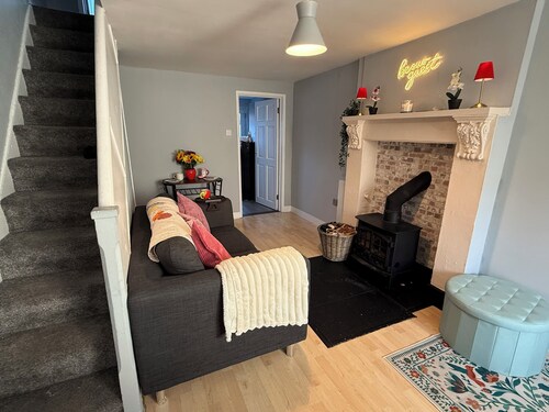 Cozy Cookstown Cottage