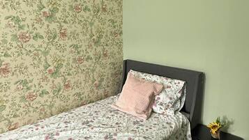 2 bedrooms, iron/ironing board, bed sheets