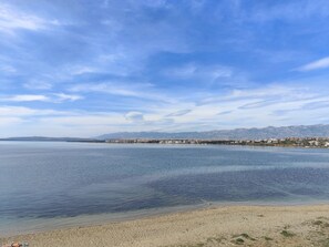 On the beach, sun-loungers - Quiet 79m2 apartment by the sea with garden and communal pool (Povljana)