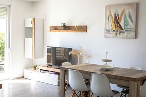 Dining - Quiet 79m2 apartment by the sea with garden and communal pool (Povljana)