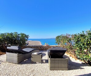 Property grounds - Quiet 79m2 apartment by the sea with garden and communal pool (Povljana)