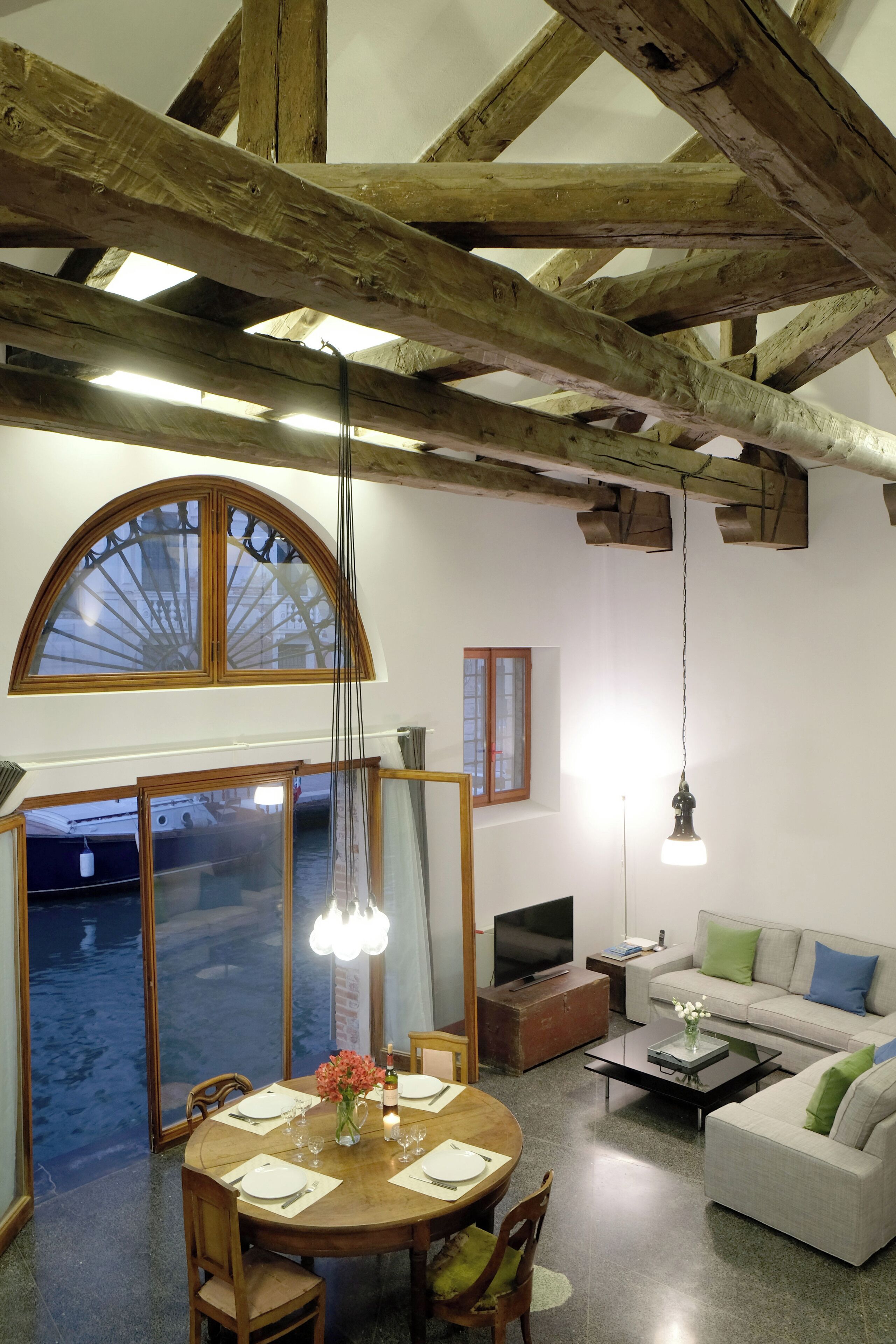 Smart TV, libri, impianto stereo, stampante